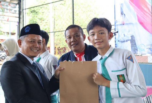 HUT ke-80 RI: SMP Muhammadiyah Ahmad Dahlan Beri Penghargaan Siswa Berprestasi