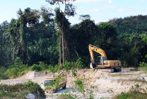 Lokasi Pengerukan Material Tanah di Jatiagung Disegel, Camat Turun Tangan