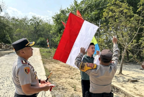 Sambut HUT RI ke-81, Kapolres Mesuji Bagikan Bendera ke Rumah Warga hingga Pengendara