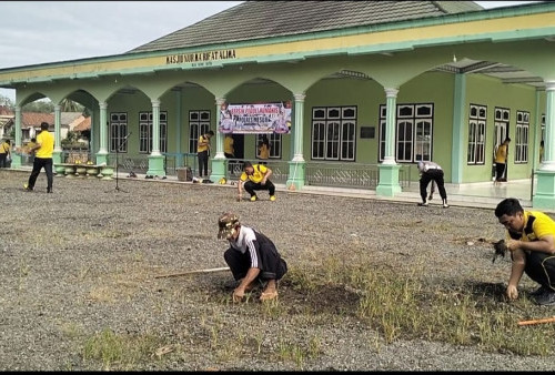 Peduli Kenyamanan Beribadah, Polres Mesuji Gelar Aksi Beli Humanis di Masjid Agung Batin