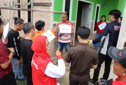 Rekonstruksi Kasus Adik Bunuh Kakak Ipar di Pringsewu, Puluhan Warga Padati Lokasi