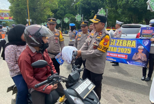 Bagikan Helm dan Sembako, Operasi Zebra Krakatau 2025 di Metro Berjalan Humanis