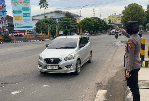 Polwan Polres Metro Turun ke Jalan Raya, Jaga Kamseltibcar Lantas Sekaligus Dekatkan Diri ke Masyarakat