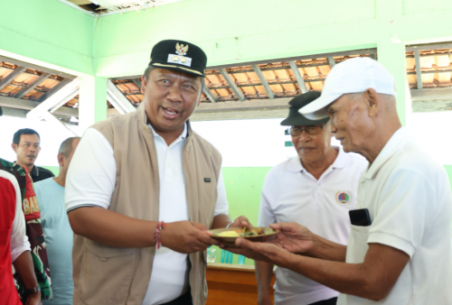 Wakil Bupati Lampung Tengah Tunjukkan Kepedulian kepada Lansia Lewat Bakti Sosial di Trimurjo
