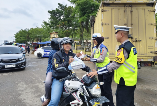Sat Lantas Polres  Mesuji Gelar Jumat Berkah, Bagikan 50 Kotak Nasi untuk Warga