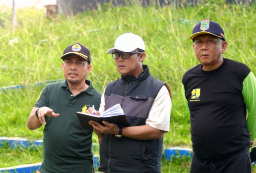 Ciptakan Lingkungan Sehat, Bupati dan Wakil Bupati Ajak Warga Gotong Royong Bersihkan Tugu Kopiah Emas.
