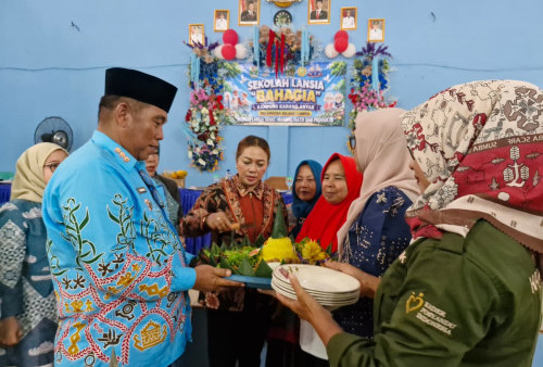 Plt. Ketua TP PKK Lampung Tengah Resmikan Sekolah Lansia Bahagia