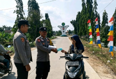 Antisipasi Abu Vulkanik Erupsi GAK, Polres Mesuji Turun Langsung Bagikan Masker di Sejumlah Wilayah