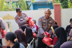 Kapolres Pringsewu AKBP Dadi Perdana Putra Turun Langsung Sapa Warga, Bagikan Sembako Jelang HUT RI