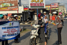 Bagikan Helm dan Coklat, Polwan Pringsewu Tunjukkan Kepedulian pada Pengendara