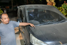 Warga Kota Metro Rasakan Abu Vulkanik Gunung Anak Krakatau, Debu Tebal Menutupi Kaca Mobil
