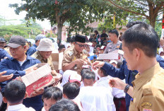 Bupati Ardito Wijaya Bagikan Susu Gratis di SD Negeri 3 Buyut Ilir