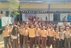Pendongeng Lampung Menghibur Anak-anak Perbatasan Indonesia-Malaysia Lewat Cerita Cinta Tanah Air