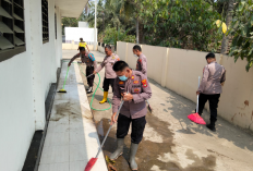 Dampak Abu Vulkanik Gunung Anak Krakatau, Polisi Bersihkan Rumah Ibadah hingga Sekolah di Pringsewu