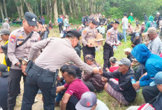  Tindakan Humanis Polres Mesuji: Bagikan Air Mineral untuk Massa Aksi di Kawasan PT Silva Inhutani 