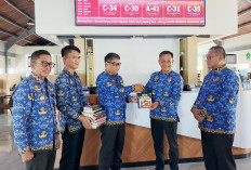 Kepala DPMPTSP Tubaba Hibahkan Buku untuk Perpustakaan Daerah