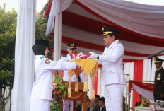 Upacara HUT ke-80 RI di Pringsewu: Bupati Riyanto Pamungkas Launching Air Mineral Lokal