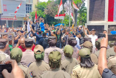 Ratusan Mahasiswa dan Ojol Geruduk Kantor DPRD Metro