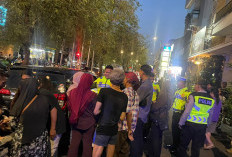 Lansia Terjebak dalam Mobil hingga Lemas, Polisi dan Warga Lakukan Evakuasi