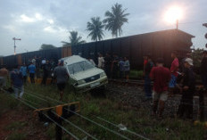 Terseret Kereta Api, Mobil Kijang Kapsul di Abung Jayo Lampung Utara Ringsek
