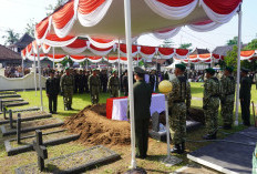 Suasana Haru Warnai Pemakaman Militer Kopda Anumerta Farizal Rhomadhon di TMP Giripeni