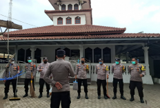 Pascahujan Abu Vulkanik, Polisi dan Warga Bersihkan Masjid Jami Pekon Pardasuka