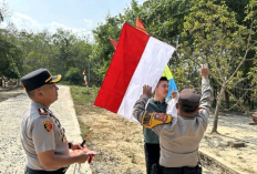 Sambut HUT RI ke-81, Kapolres Mesuji Bagikan Bendera ke Rumah Warga hingga Pengendara