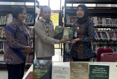 Dukung Minat Baca, Kepala Kantor Kementerian ATR/BPN Mesuji Serahkan Puluhan Buku ke Perpusda