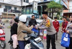 Ramadhan Berkah, Polisi, Bhayangkari, dan Mahasiswa Bagikan Takjil di Pringsewu