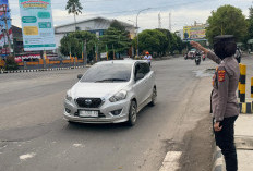 Polwan Polres Metro Turun ke Jalan Raya, Jaga Kamseltibcar Lantas Sekaligus Dekatkan Diri ke Masyarakat